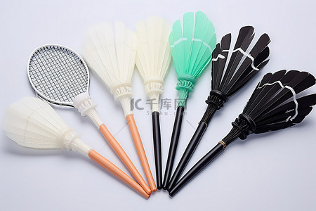 羽毛球球拍和球拍套装，配有不同颜色的球和球