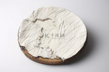 白瓷盘背景图片_白色表面上的瓷盘