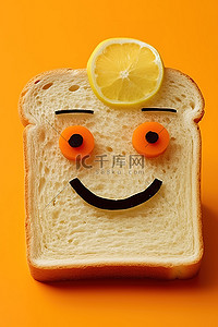 一片面包被切成可爱的脸和脸