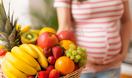 健康水果和孕妇肚子近景