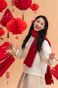 春节习俗农历新年摄影照片_新年购物一位亚洲青年女性兴奋的拿着购物袋