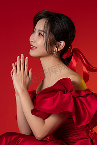 春节习俗大年初三摄影照片_新年气氛红色背景下的一位亚洲青年女性