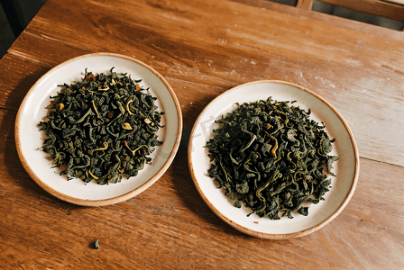 盘子里的绿茶茶叶摄影图3