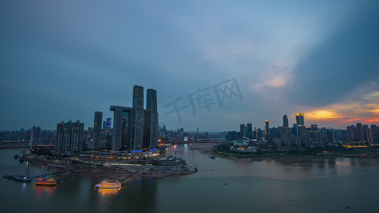 重庆来福士夜景摄影照片_重庆来福士日落黄昏夕阳嘉陵江夜景