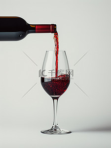 葡萄酒倒进红酒杯子背景