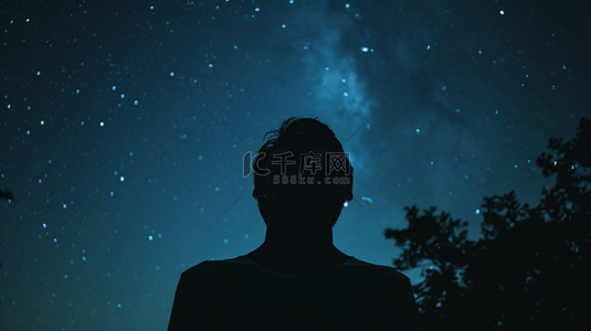 蓝色夜晚星空下男子抬头看星空的背景6