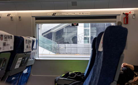 坐火车摄影照片_坐高铁火车动车离开站台月台