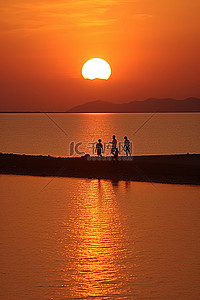蚕背景图片_太阳落在柯尼格湖上