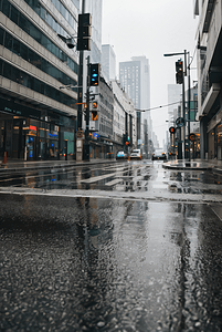 下雨城市街道摄影图0