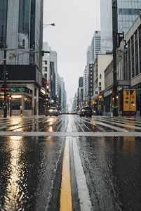 下雨城市街道摄影配图