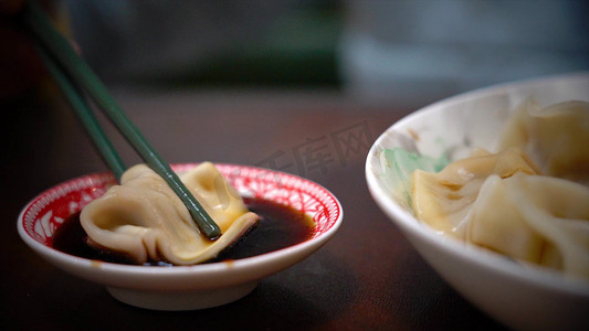 实拍新年过年吃饺子实拍素材