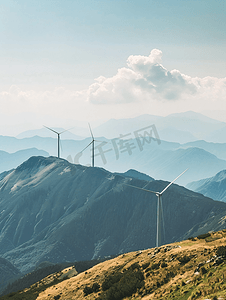 山峰摄影照片_高山上的风能电力发电风车