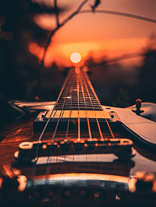 夕阳下的吉他特写