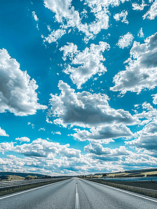 蓝天白云下的公路风景