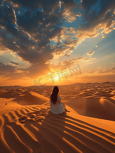 美女沙漠观落日