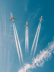 天猫促销广告设计摄影照片_天空中的飞机