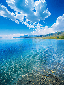蓝色湖水摄影照片_新疆赛里木湖蓝天湖泊美景