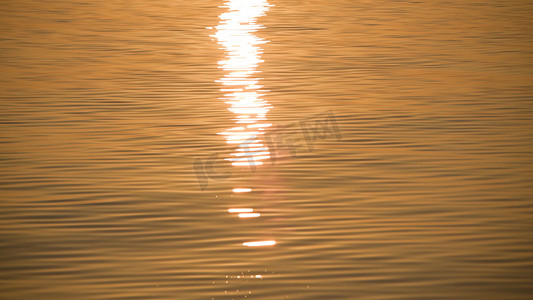 夕阳海面摄影照片_波光粼粼的日出水面海面