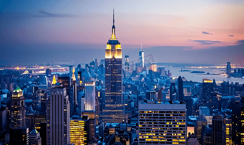 景色图片摄影照片_美国纽约黄昏时分曼哈顿天际线和帝国大厦的景色