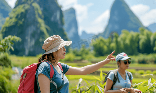 旅游介绍摄影照片_女导游向游客介绍景点