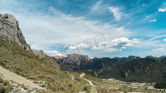 川西高山树林蓝天白云自然风光