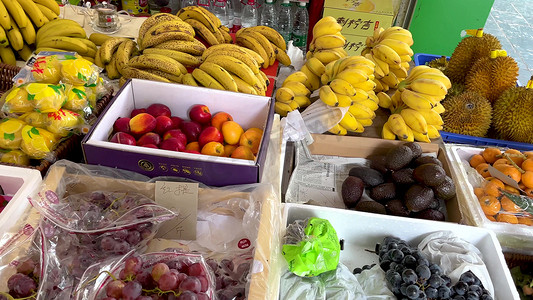 芭蕉摄影照片_实拍热带水果榴莲芭蕉枇杷批发售卖摊