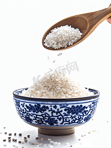 东北丰收摄影照片_木勺里的米倒入碗中