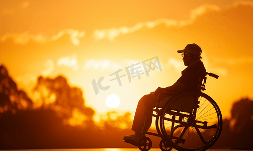 坐在轮椅上孤独的老人背影