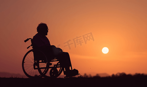 坐在轮椅上孤独的老人背影
