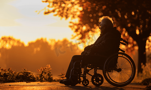 轮椅治疗摄影照片_坐在轮椅上孤独的老人背影