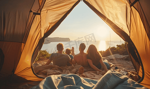 亲子互动户外摄影照片_一家三口躺在帐篷里欣赏风景