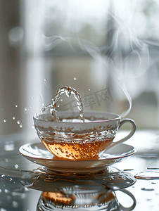 茶道禅意摄影照片_手端茶杯 茶文化