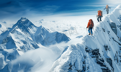 攀登雪山的团队