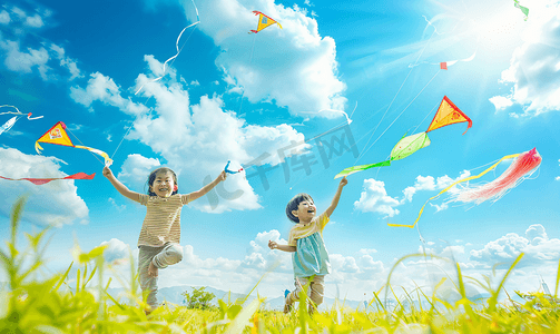 休闲度假摄影照片_亚洲人快乐的小朋友在公园里放风筝