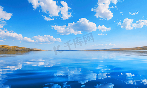 海面贴图摄影照片_新疆赛里木湖蓝天湖泊美景