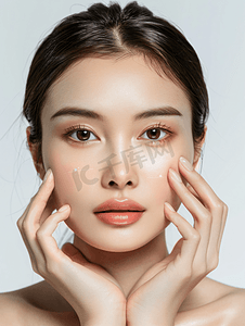 亚洲人准备做面部提升的青年女人