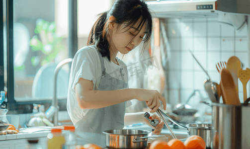 亚洲人青年女人在厨房里做饭