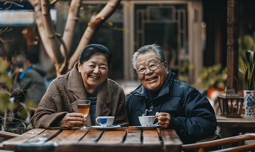 亚洲人老年夫妇在庭院喝茶