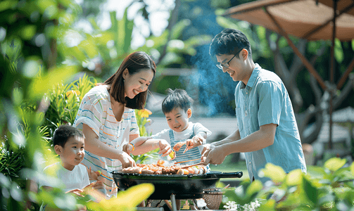 初春郊游摄影照片_亚洲人欢乐的一家人在郊外野餐烧烤