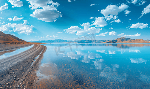 海面远山摄影照片_新疆赛里木湖蓝天湖泊美景