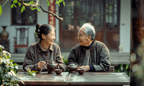 退休生活图片摄影照片_亚洲人老年夫妇在庭院喝茶