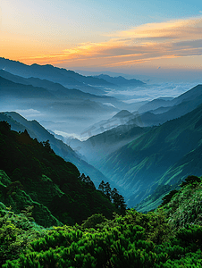 清晨雄伟的山脉风景