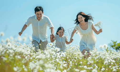 爸妈幸福儿女幸福摄影照片_亚洲人在花海里奔跑的幸福家庭