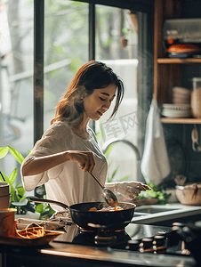 亚洲人青年女人在厨房煲汤