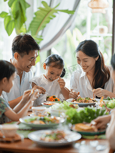 亚洲人幸福家庭在吃饭