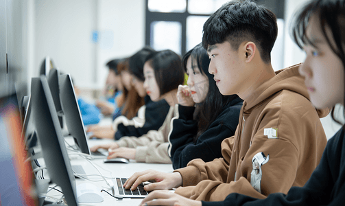 暖色调电脑壁纸摄影照片_亚洲人学生看着电脑在线学习