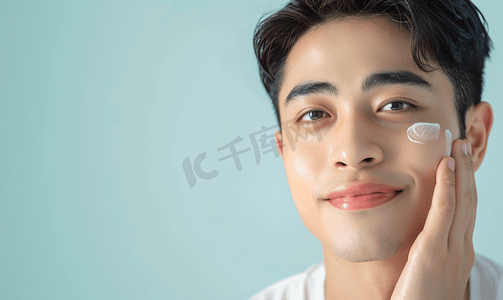 亚洲人青年男人在线直播销售护肤品