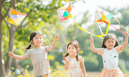 童年的快乐摄影照片_亚洲人快乐的小朋友在公园里放风筝