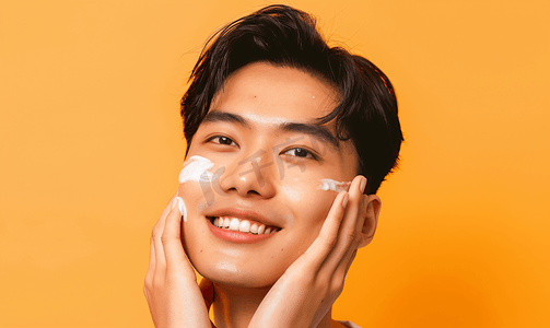 亚洲人青年男人在线直播销售护肤品