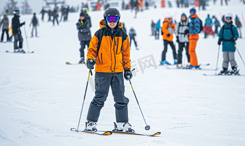 男人滑雪摄影照片_亚洲人滑雪的青年男人